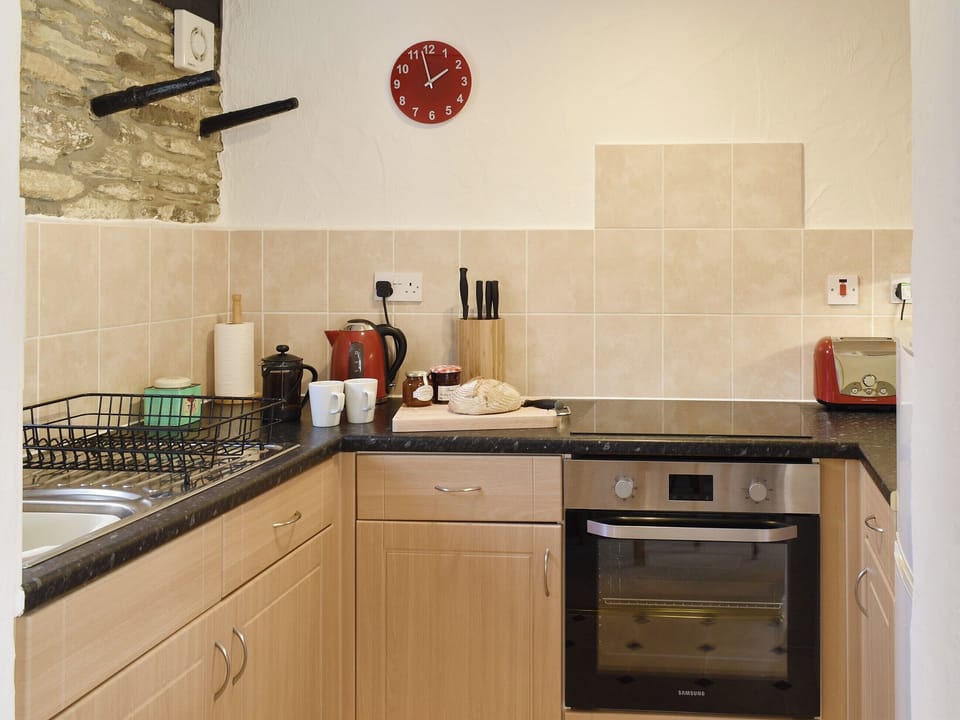Well-equipped fitted kitchen | Penny&rsquo;s Cottage - Cartole Cottages, Pelynt, near Looe