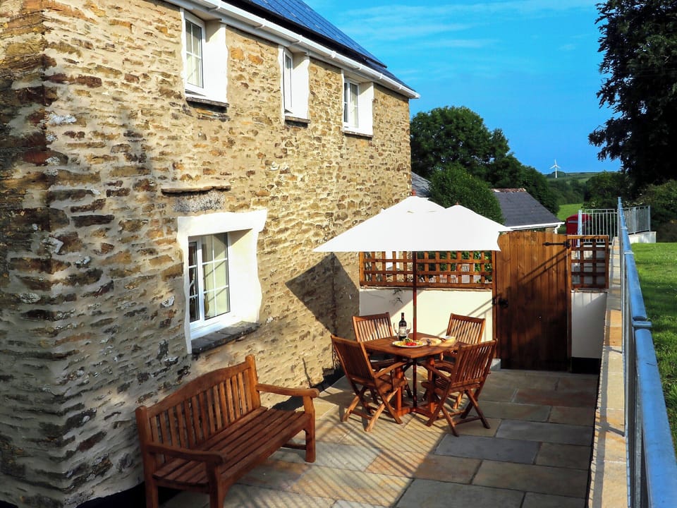 Patio with garden furniture and barbecue | Penny&rsquo;s Cottage - Cartole Cottages, Pelynt, near Looe