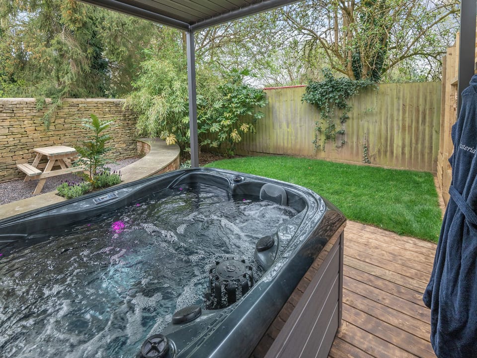 Hot tub | Wisteria Cottage, South Cerney, near Cirencester