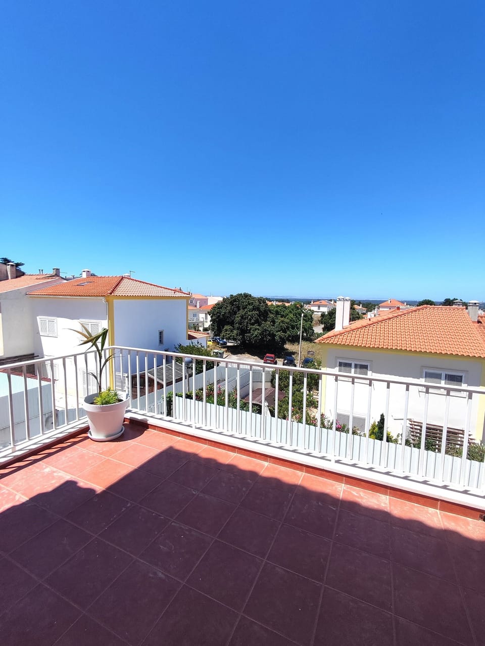 Varanda no piso principal, com vista para a parte traseira da casa