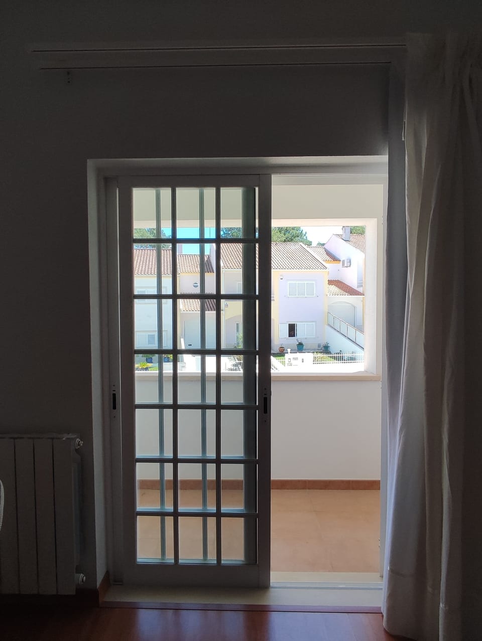 Varanda do 2º quarto. Todos os quartos têm cortina e blackouts