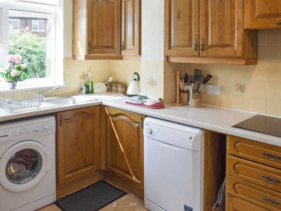 Well-equipped fitted kitchen | Rose Garth, Robin Hood&rsquo;s Bay