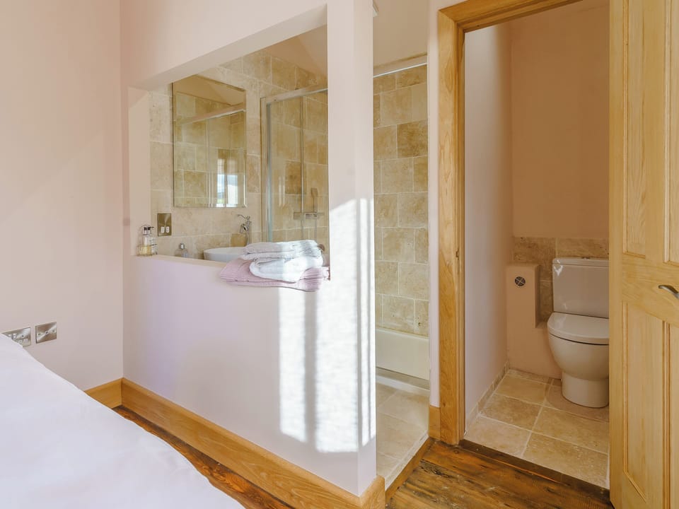 En-suite | The Cornstore - Musselwick Farm, St Brides