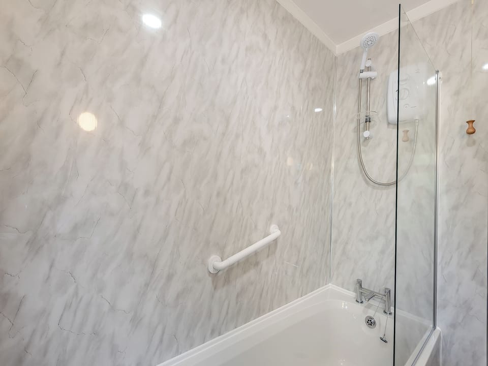 Bathroom | Mallard - Lakeside Retreat, Marston