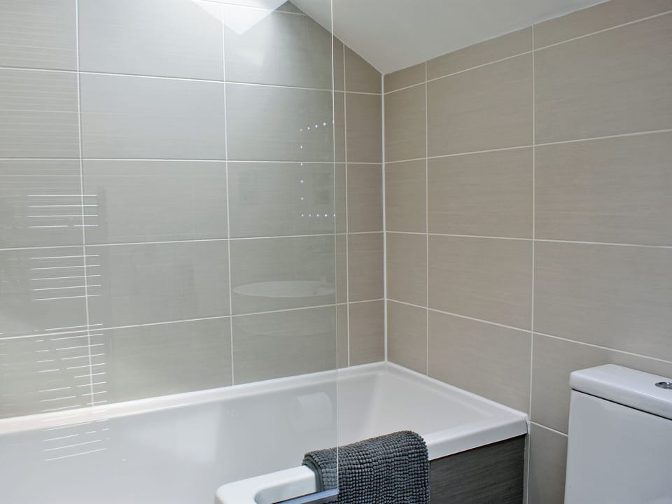 Modern style bathroom | 2 Northbank Cottages, Whiting Bay, Isle of Arran