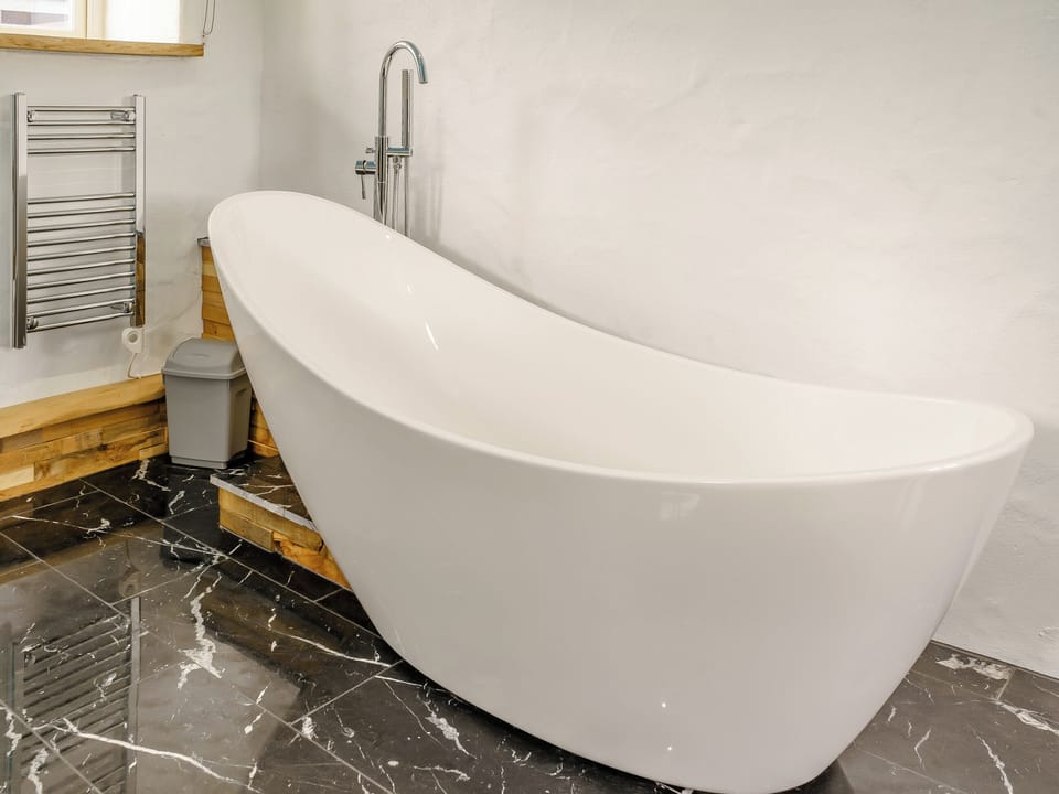 Free standing bath | The Cowshed - Musselwick Farm, St Brides