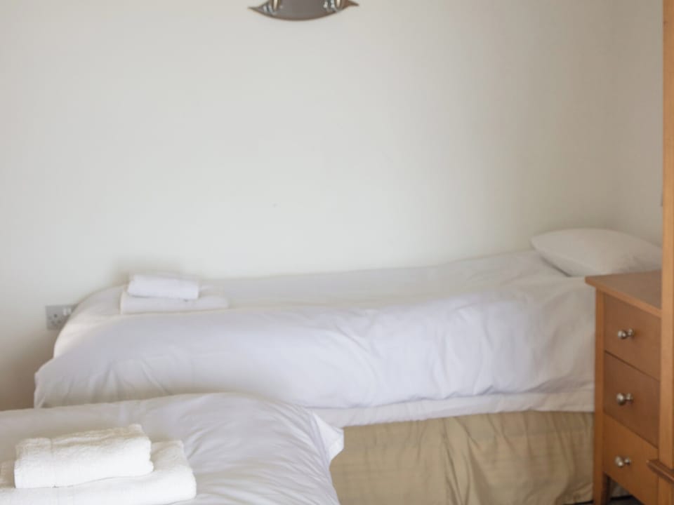 Twin bedroom | The Mill - Bach Wen Cottages, Clynnog Fawr