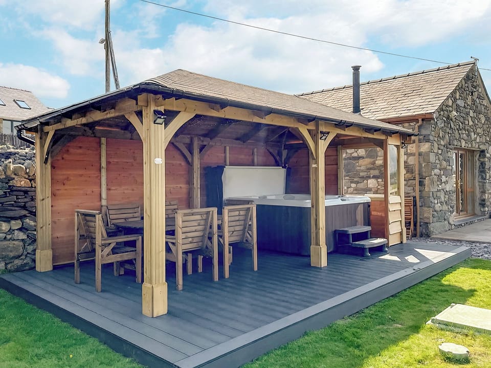 Hot tub | Yr Hen Weithdy, Llanllechid near?Bangor