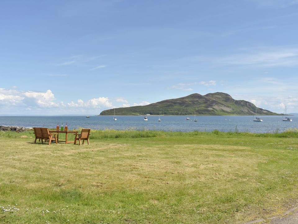 Lawned garden area with garden furniture | Keneiland, Lamlash, Isle of Arran