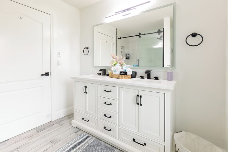 LED touch and anti-Fog for your perfect sight! Cabinets provide extra outlets, connect your phone to our Bluetooth speakers and enjoy your favorite music and enjoy your shower!