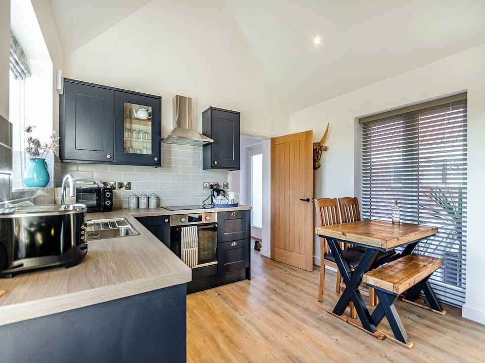 Kitchen/diner | The Cowshed - Little Corkhill Farm Holidays, Newark