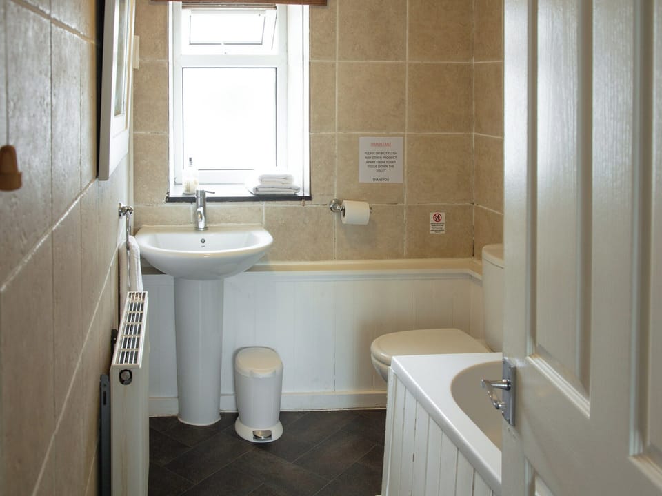 Bathroom | Chapel Cottage - Bach Wen Cottages, Clynnog Fawr