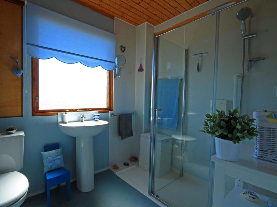 Bathroom | Achnacarry Cottage, Lonemore, near Dornoch