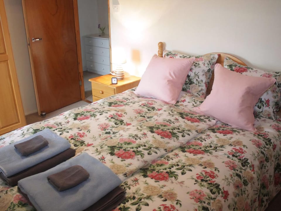 Double bedroom | Achnacarry Cottage, Lonemore, near Dornoch