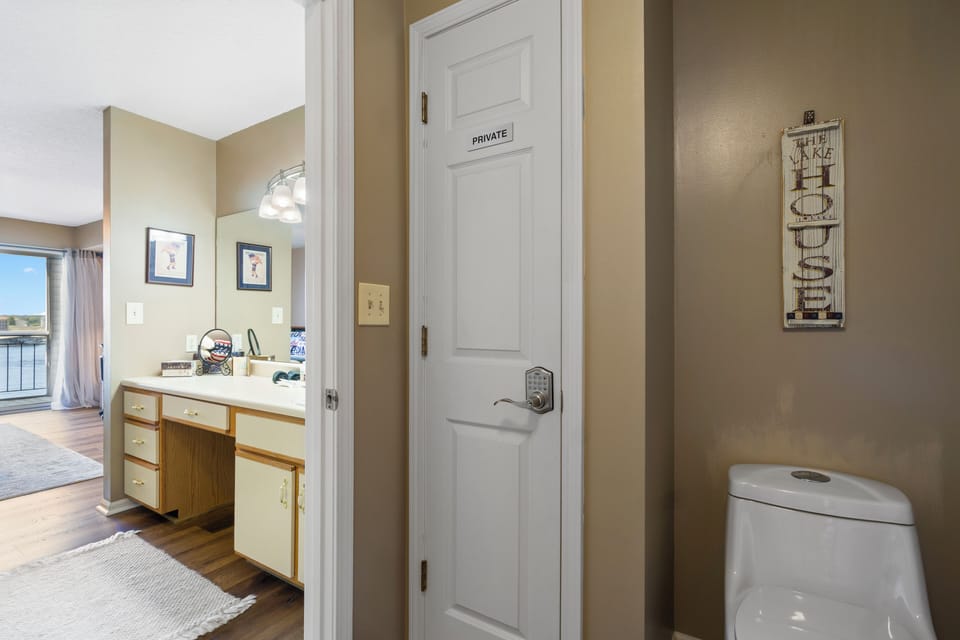Primary Bath (en suite) with separate tub / toilet area