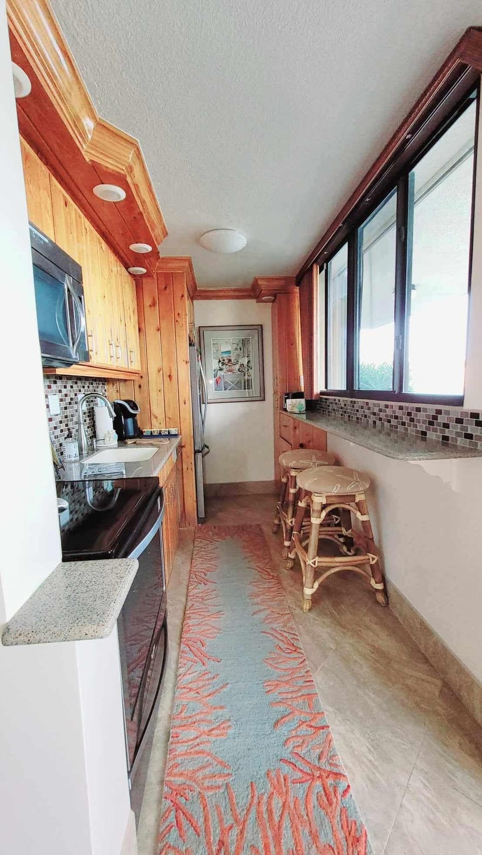 Prepare your meals in this fully equipped kitchen and dishwasher by the ocean