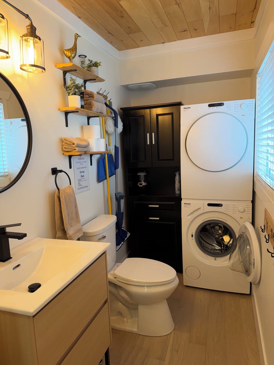 2nd Bathroom\Laundry