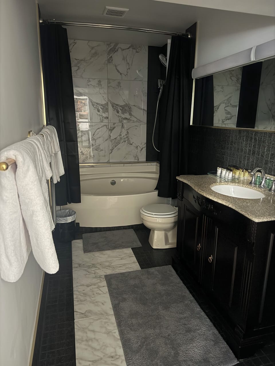 PRIVATE BATHROOM SHOWER JETTED TUB LUXURY TOWELS AND LINENS, SUNDRIES SUPPLIED
