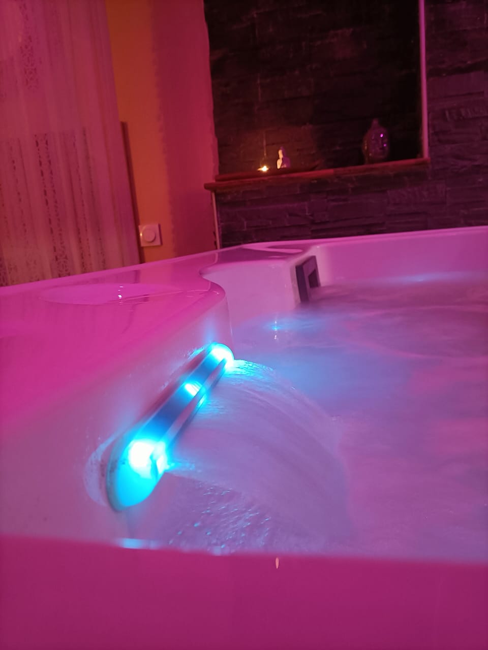 Indoor spa tub
