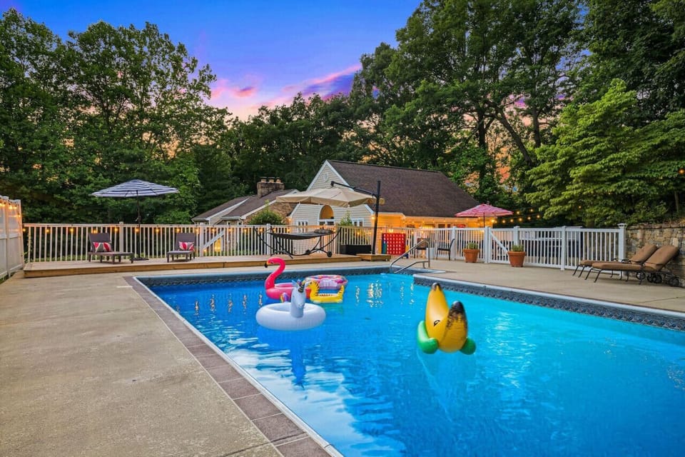 A large seasonal pool available to use