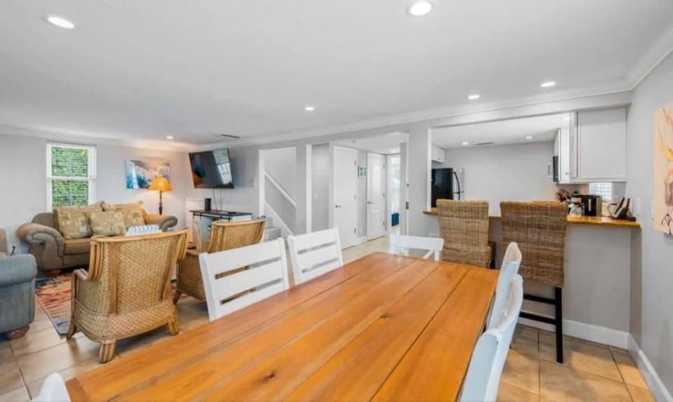 Dining Area as you enter the house. Large table and breakfast bar