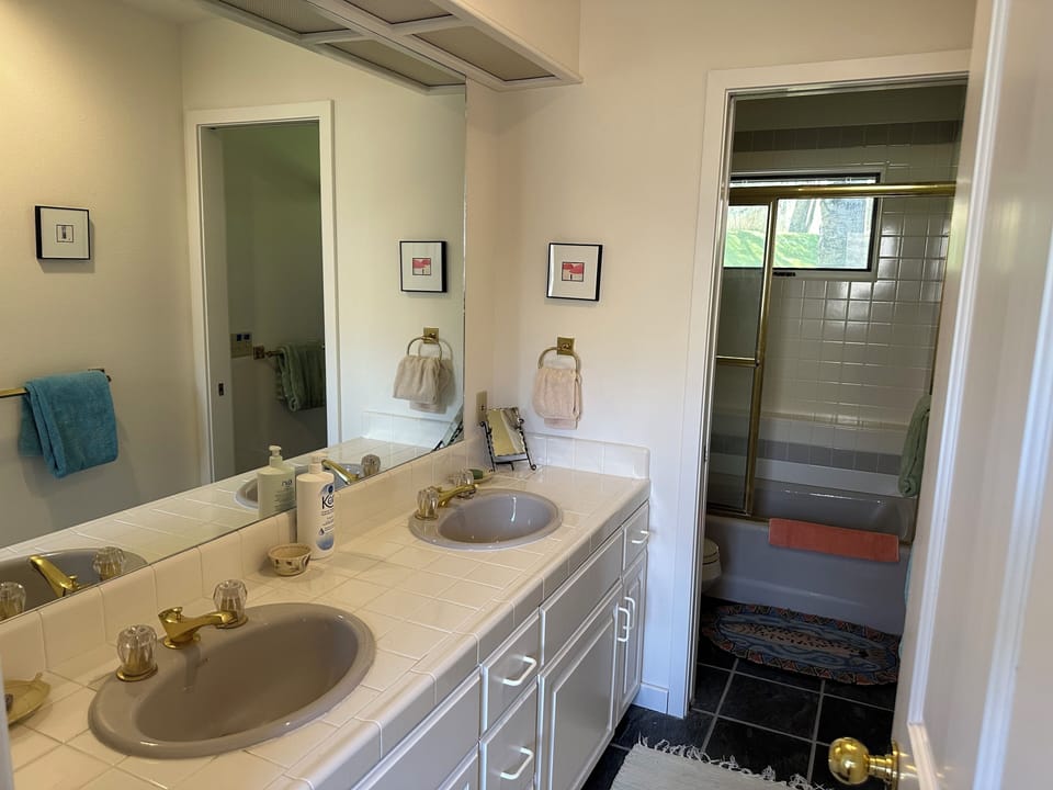 Double sinks, Toilet, Shower/Tub