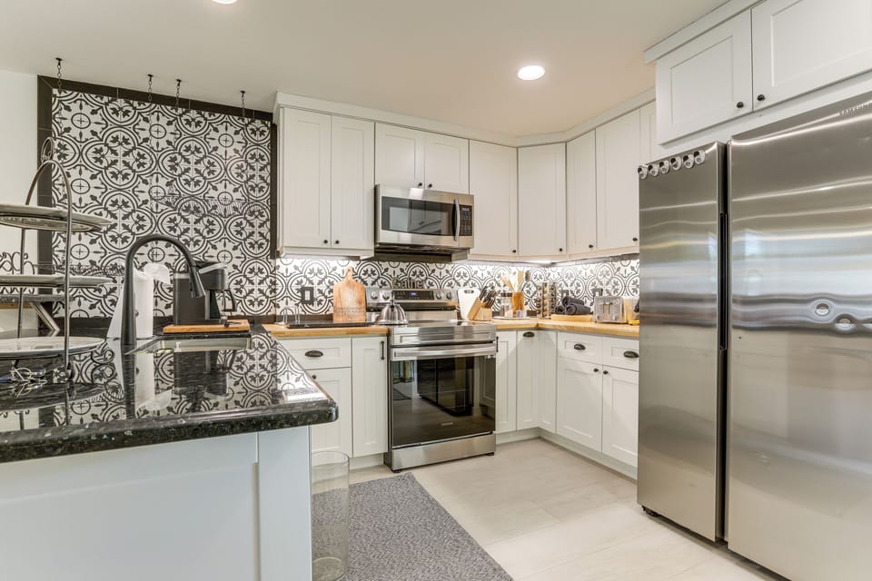 Kitchen | Breakfast Bar | Dishwasher | Drip Coffee Maker