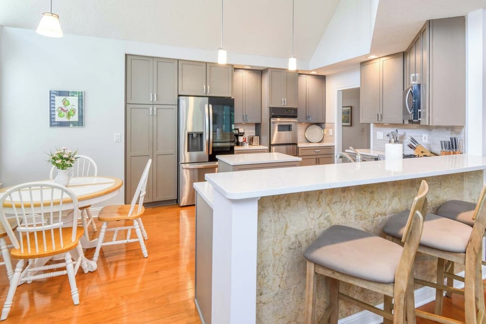 Breakfast Bar and Kitchen