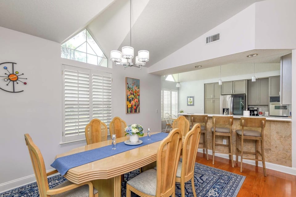 Dining Area to Kitchen