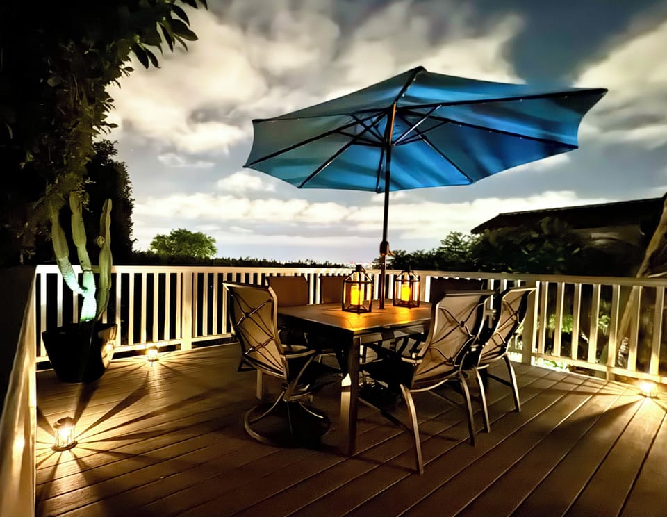 Lower deck with seating for 6