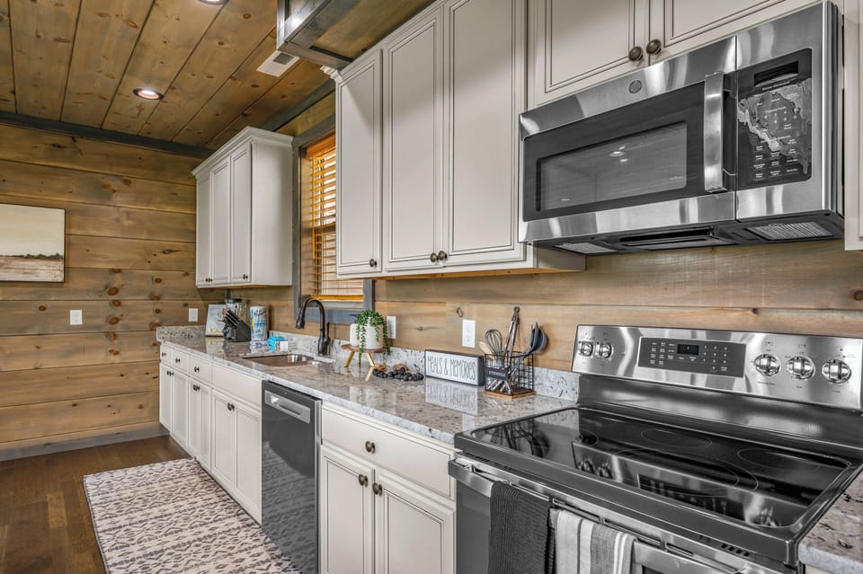 Beautiful kitchen with everything you need