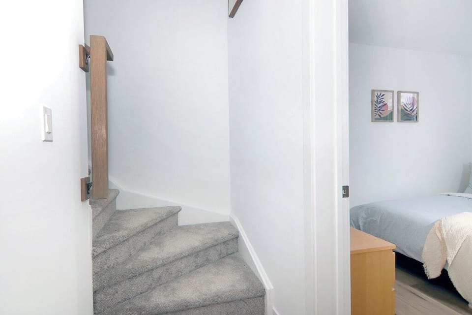 Secondary Bedroom / Entrance