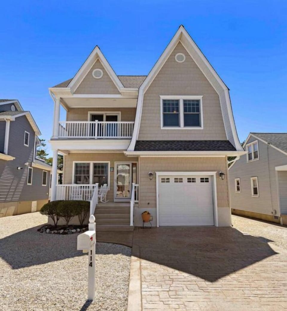 114 East 25th Street, Spray Beach