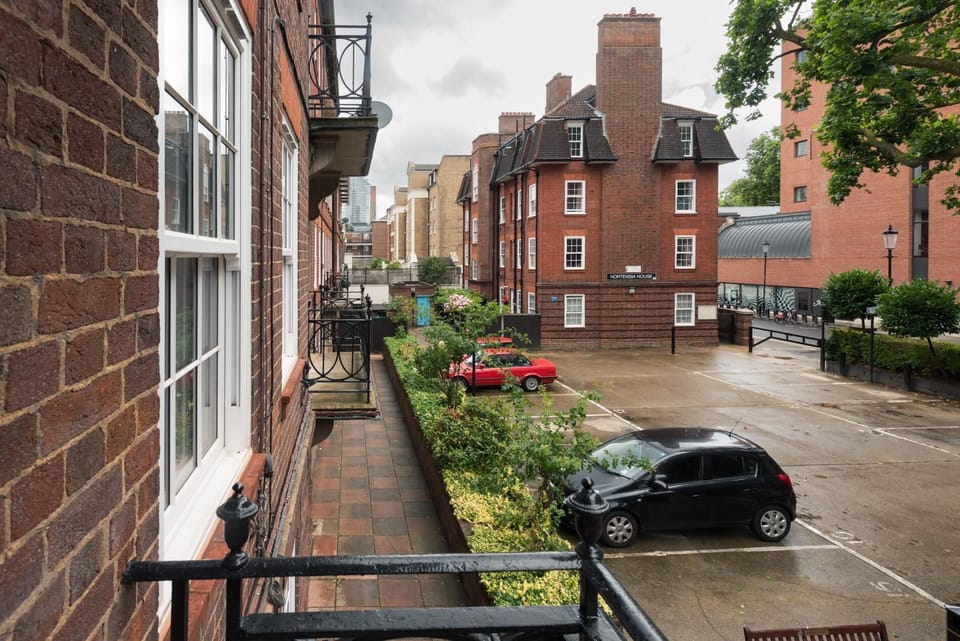 The White Leopard – Stylish 3BR in Chelsea (5647)