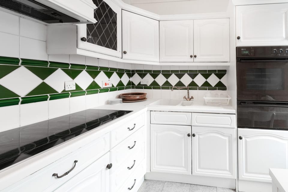 The White Leopard – Stylish 3BR in Chelsea (5628)