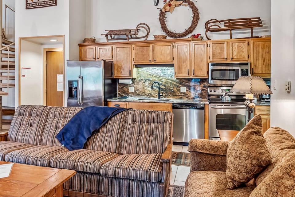 Kitchen: Well-equipped kitchen, granite countertops, adjacent to living room and dining room