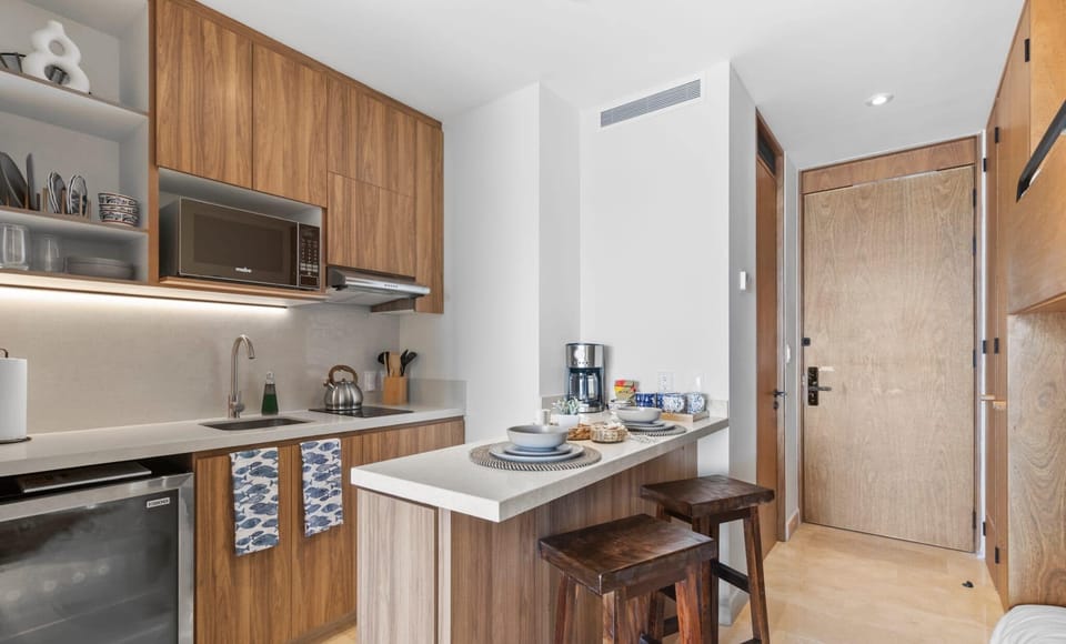 Fully equipped kitchenette
