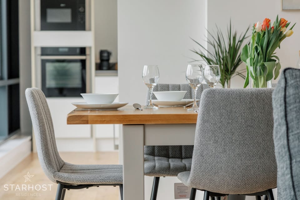 Enjoy the peace and quiet from this penthouse on the 7th floor !