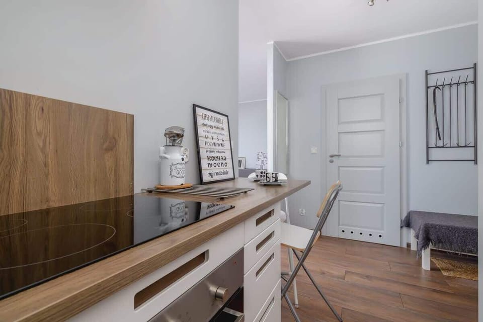 The kitchenette with oven and hob is the perfect space for overcooking meals. 