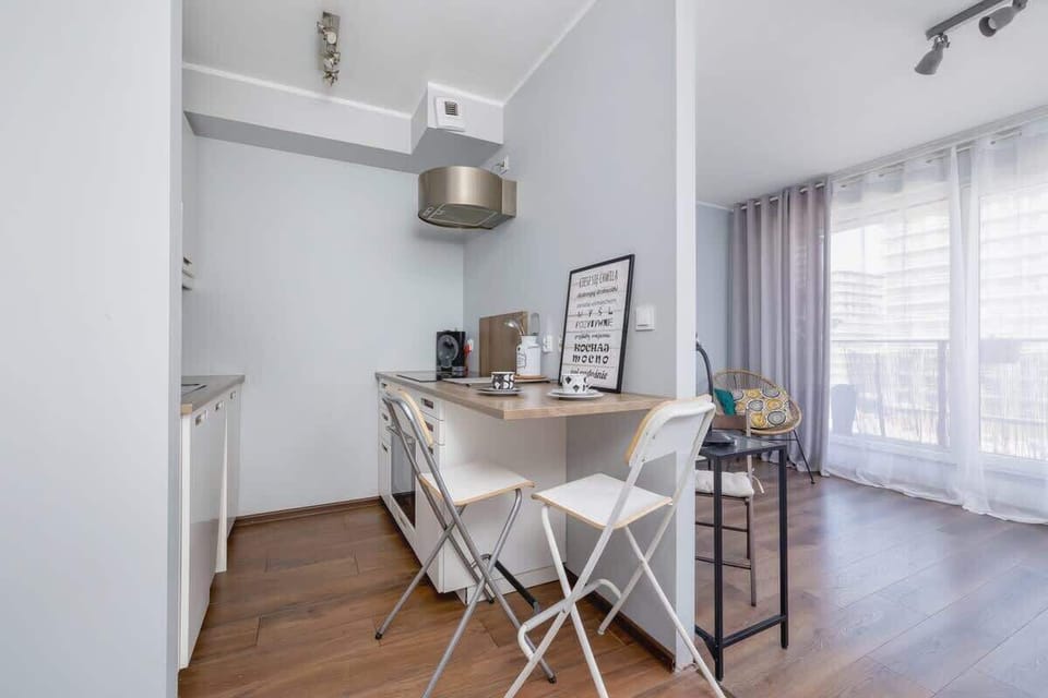 Kitchenette with eating area. The kitchen area harmonises with the décor. 