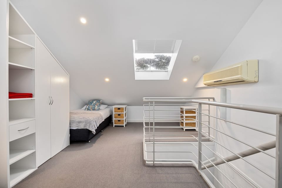 Upstairs Single Bed,Reverse Split System