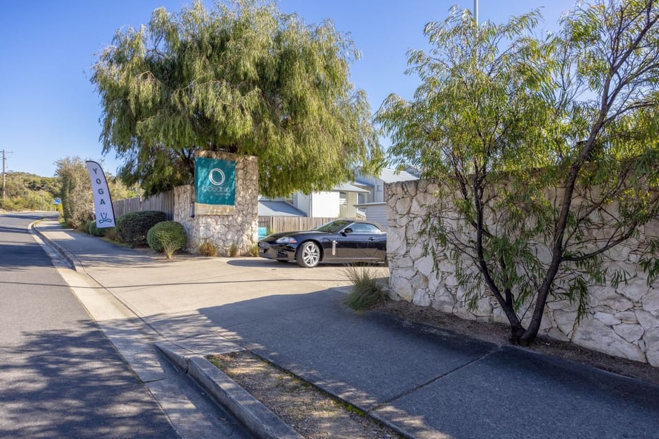 Entry to Oceanic Apartment