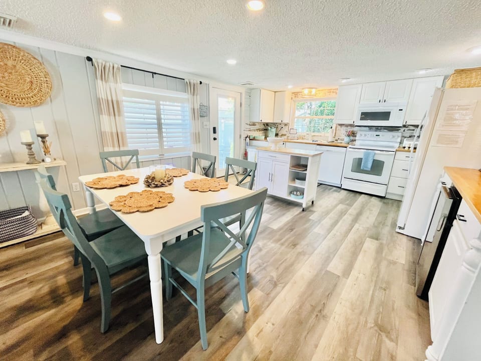 Dining to Kitchen