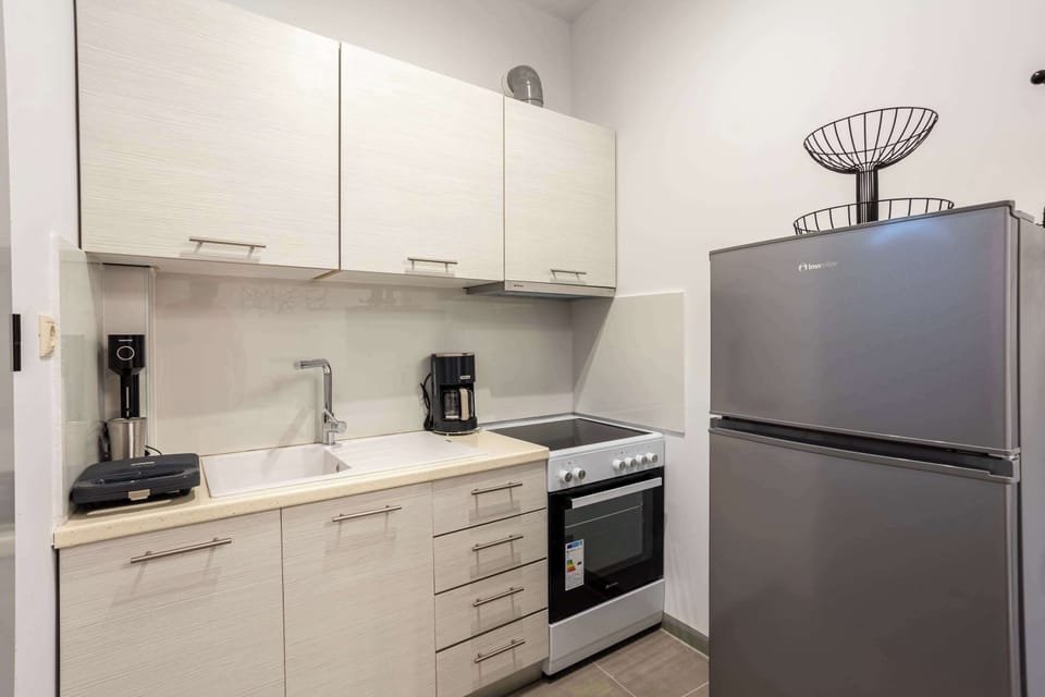 Fully Equipped Kitchen with Stove, Oven, and Ample Storage Space

