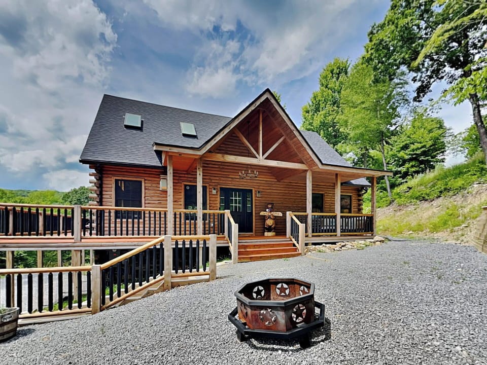 Welcome to Sunset Bluff - Stunning Views with Hot Tub, Fire Pit!