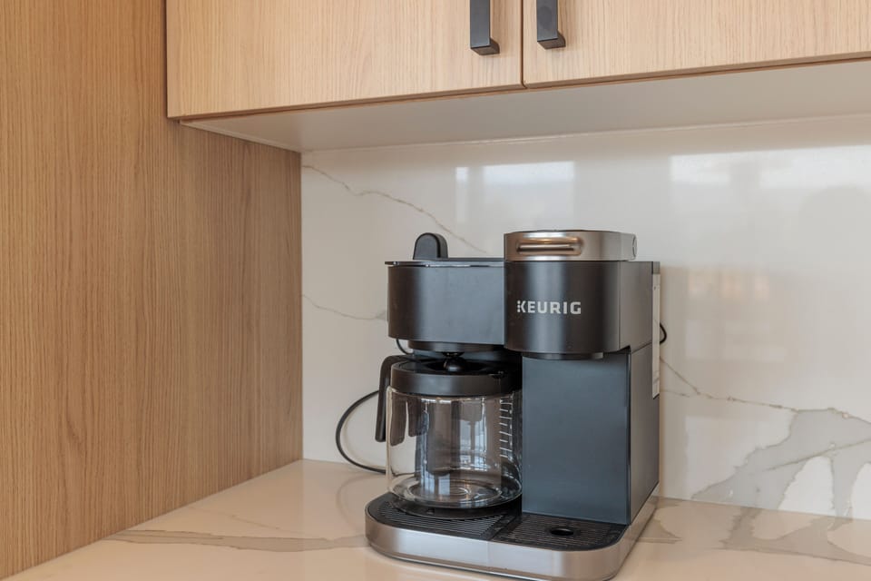 Keurig Coffee Maker - K-Duo Coffee maker. Water reservoir that is shared between single serve pods and carafe brewing