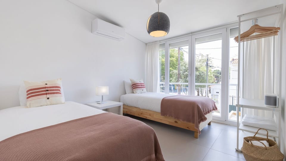 This spacious twin bedroom has an open closet, an AC, and a sunny balcony for you to enjoy the summer breeze.
#comfort #ac #twinbedroom #family #portugal #pt #carcavelos