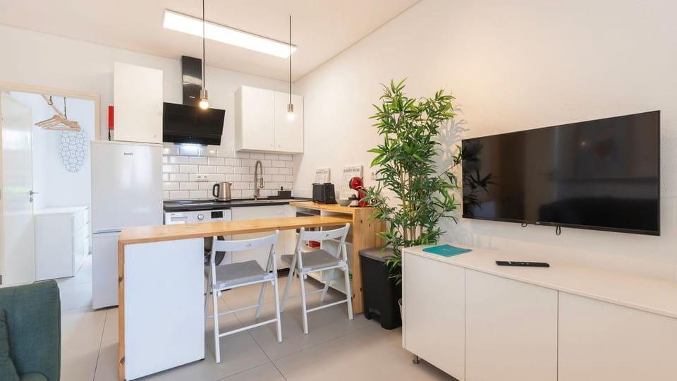 Enjoy your evenings in this comfortable space with a large Smart TV and free Wi-Fi.
#comfort #holidays #smarttv #wifi #technology #portugal #pt #carcavelos