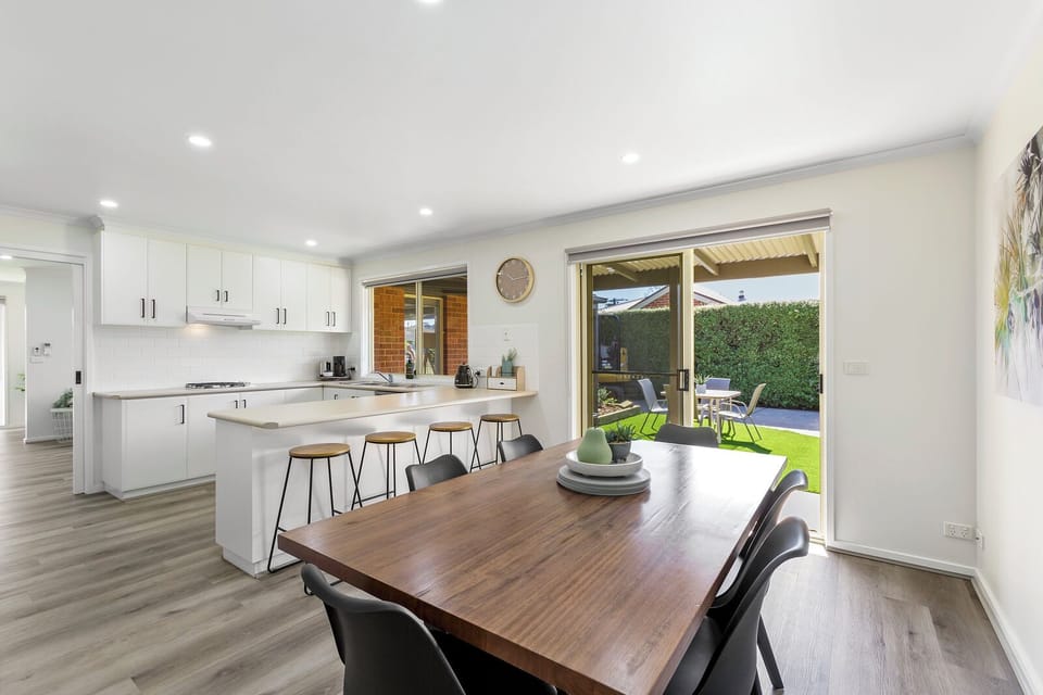 Dining Area (b)