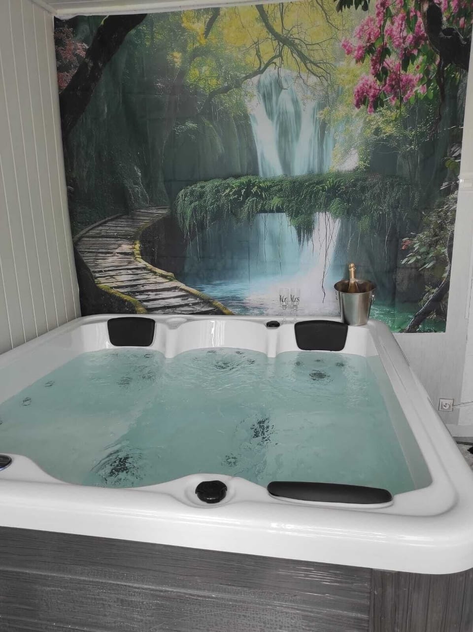 Indoor spa tub